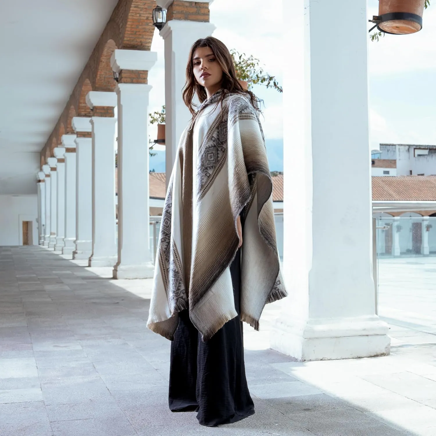 QISU Alpaca Wool Poncho, Handmade in Ecuador, Thick, Warm and Alpaca Wool Poncho, Lightweight and Soft